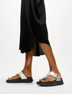 GEN-FF BUCKLE TUMBLED-LEATHER TOE-POST SANDALS - Sandaler